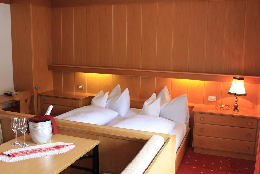 Albergo Alisander Corvara In Badia Habitación foto