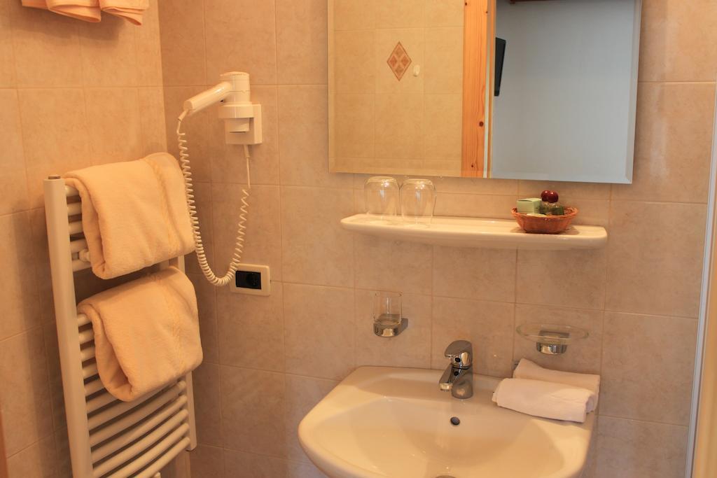 Albergo Alisander Corvara In Badia Habitación foto