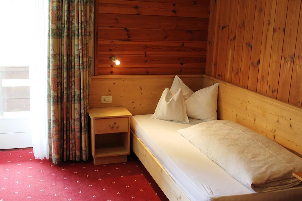 Albergo Alisander Corvara In Badia Habitación foto